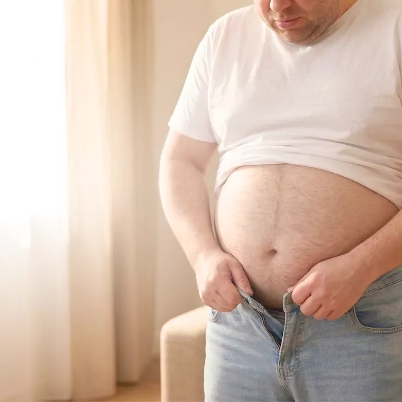 Persona midiendo su cintura durante tratamiento